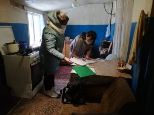 Специалисты КЦСОН Пугачевского района посетили семьи, находящиеся в социально опасном положении