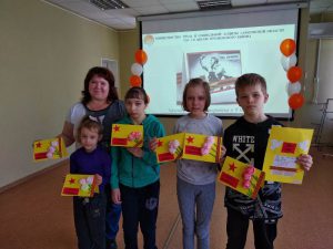 В КЦСОН Пугачевского района прошел мастер-класс по изготовлению открытки ко Дню Победы