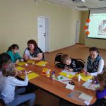 В КЦСОН Пугачевского района прошел мастер-класс по изготовлению открытки ко Дню Победы