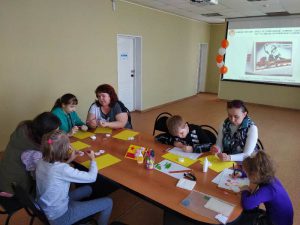 В КЦСОН Пугачевского района прошел мастер-класс по изготовлению открытки ко Дню Победы