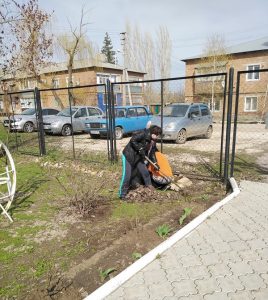 В КЦСОН Пугачевского района привели в порядок территорию после окончания зимнего периода
