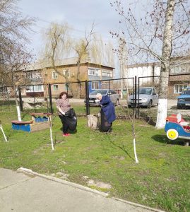 В КЦСОН Пугачевского района привели в порядок территорию после окончания зимнего периода