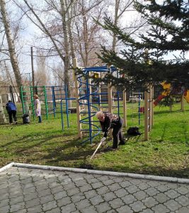 В КЦСОН Пугачевского района привели в порядок территорию после окончания зимнего периода