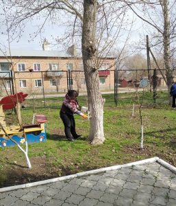 В КЦСОН Пугачевского района привели в порядок территорию после окончания зимнего периода