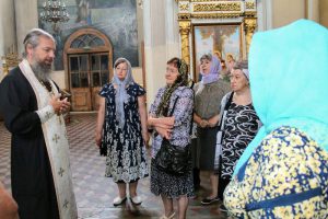 Слушатели Университета третьего возраста КЦСОН Пугачевского района побывали на экскурсии в храме Воскресения Христова