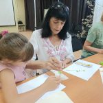 На мастер-классе в центре соцобслуживания Пугачевского района изготовили эко-закладки в технике гербарий