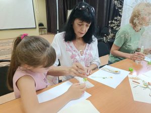 На мастер-классе в центре соцобслуживания Пугачевского района изготовили эко-закладки в технике гербарий