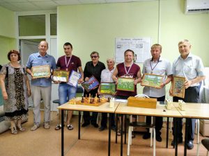 Шахматисты получили в подарок картины от «Доброцентра»