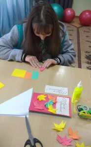 Дети, состоящие на обслуживании в КЦСОН Пугачевского района, изготовили подарки для учителей