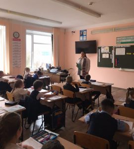 Специалисты центра соцобслуживания Пугачевского района путешествовали с первоклассниками по Стране прав и обязанностей