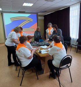 Сотрудники и обслуживаемые центра соцобслуживания Пугачевского района присоединились к акции «С теплом из дома»