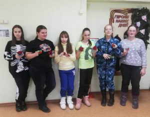 Оригинальные брошки своими руками изготовили дети к празднику 8 Марта