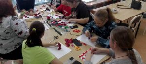 Оригинальные брошки своими руками изготовили дети к празднику 8 Марта