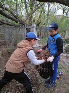 Волонтеры и сотрудники соцучреждения Пугачевского района провели акцию «Неделя добра» на Поклонном кладбище