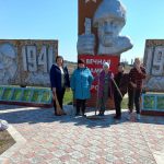 Социальные работники Пугачевского района приняли активное участие в экологическом субботнике