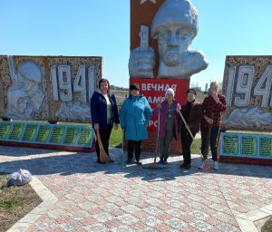 Социальные работники Пугачевского района приняли активное участие в экологическом субботнике