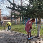 В центре соцобслуживания привели в порядок территорию после окончания зимнего периода