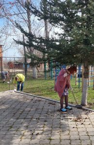 В центре соцобслуживания привели в порядок территорию после окончания зимнего периода