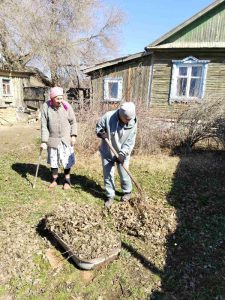 Социальные работники помогают пожилым людям подготовиться к празднику Светлой Пасхи