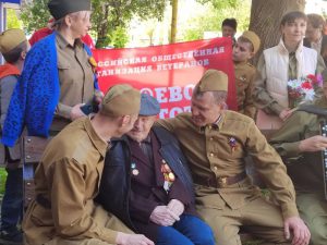 Директор соцучреждения Пугачевского района присоединилась к акции «Парад у дома ветерана»