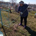 Социальный работник организовала субботник на местах захоронений участников Великой Отечественной войны